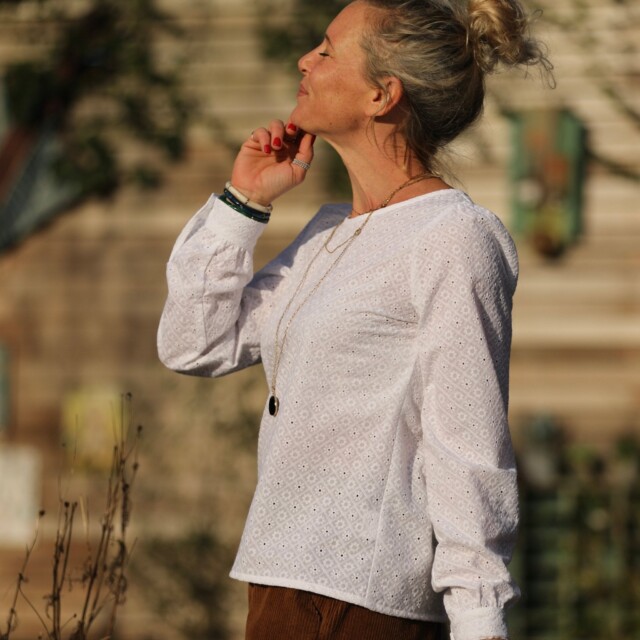 Quintessence - Blouse Amarante - broderie damier blanche