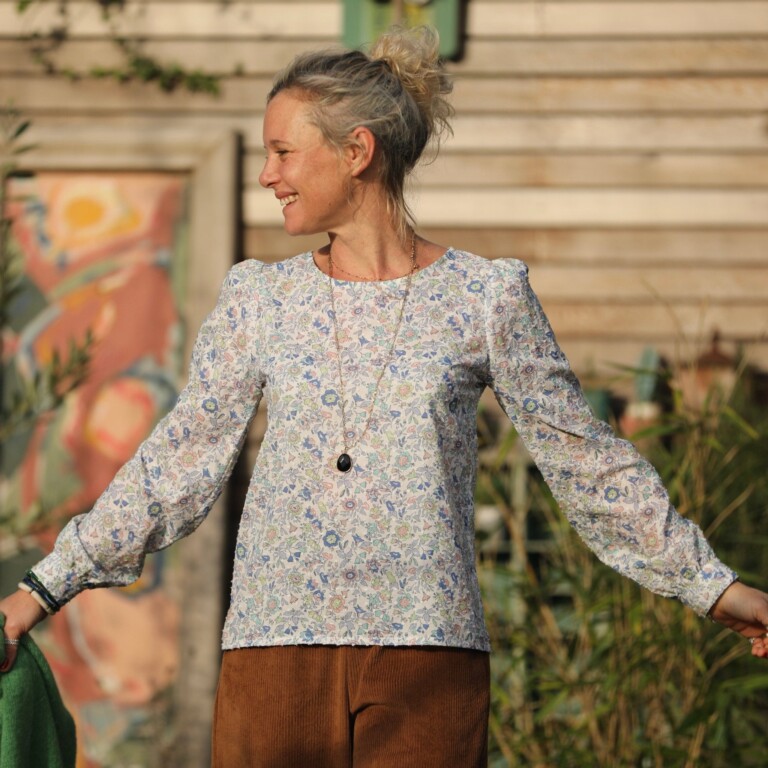 Quintessence - Blouse Amarante - voile de coton plumetis fleurs de printemps