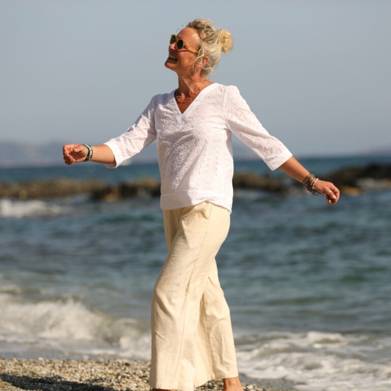 Quintessence - Blouse Eulalie col V - manches 3/4 - broderie fleurie blanche