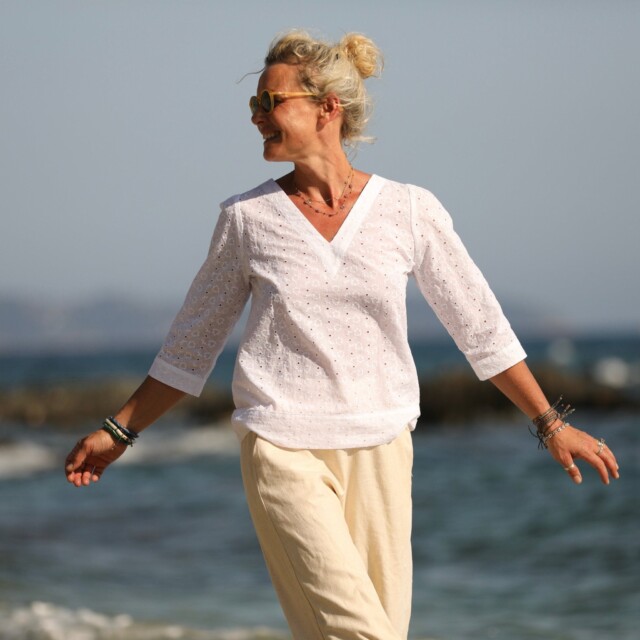 Quintessence - Blouse Eulalie col V - manches 3/4 - broderie fleurie blanche