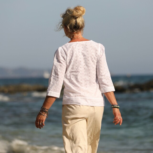 Quintessence - Blouse Eulalie col V - manches 3/4 - broderie fleurie blanche