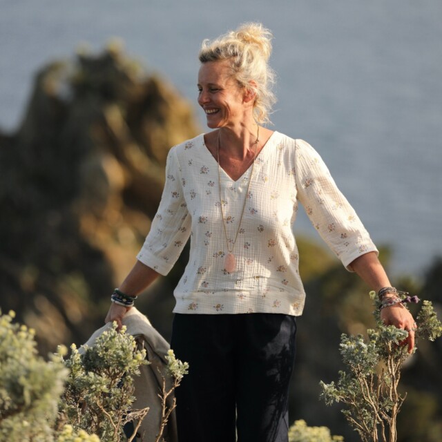 Quintessence - Blouse Eulalie col V – manches 3/4 – double gaze de coton floral pastel