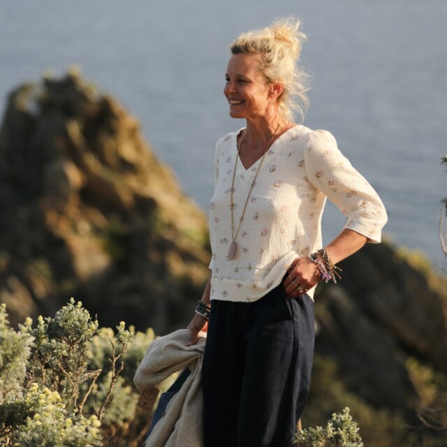 Quintessence - Blouse Eulalie col V - manches 3/4 - double gaze de coton floral pastel