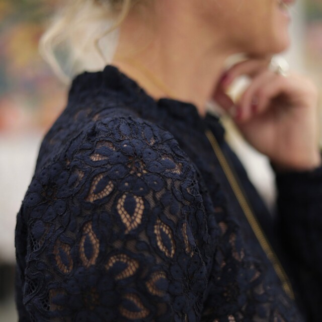 Quintessence - Blouse Fantine - Dentelle bleu marine