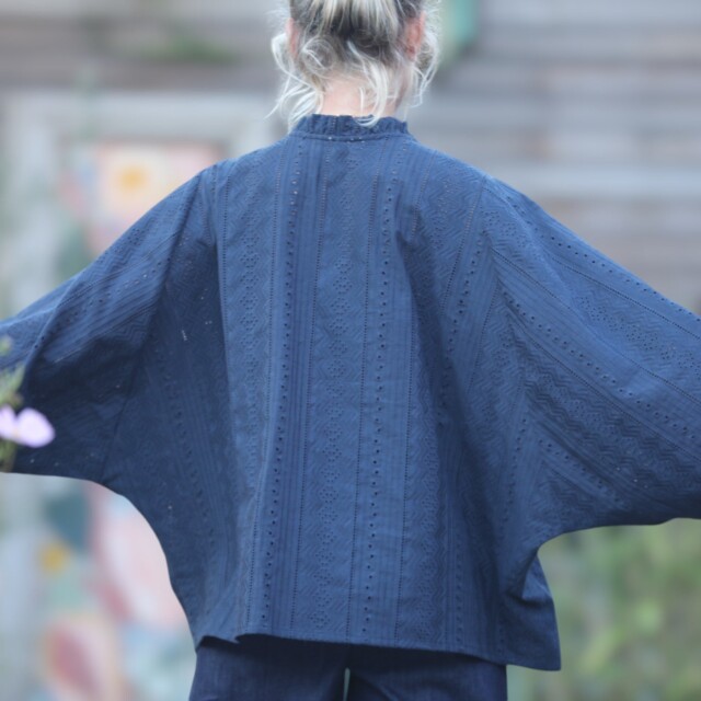 Quintessence - Blouse Miléna - broderie géométrique bleu marine