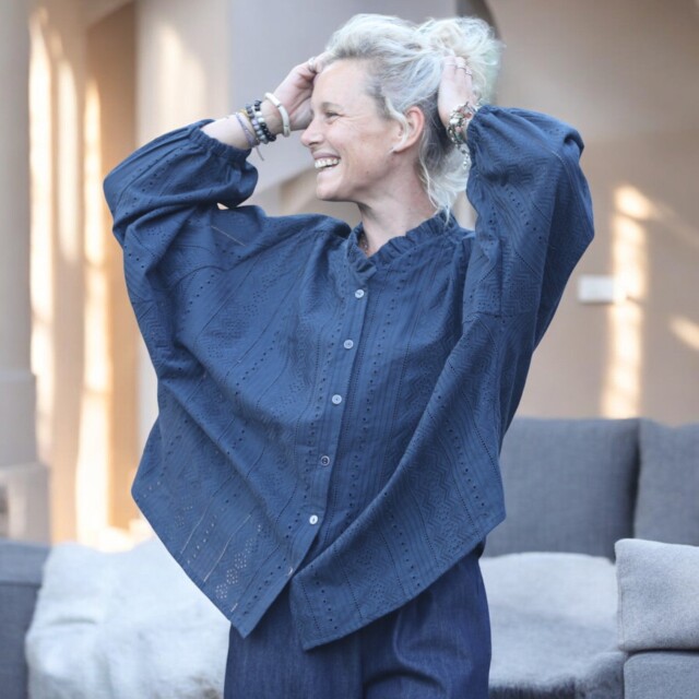 Blouse Miléna – broderie géométrique bleu marine par la marque Quintessence Quintessence - Blouse Miléna – broderie géométrique bleu marine