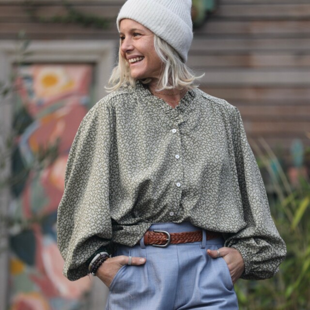 Blouse Miléna – coton fleurettes kaki par la marque Quintessence Quintessence - Blouse Miléna – coton fleurettes kaki