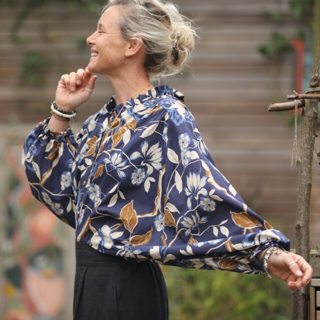 Quintessence - Blouse Miléna - voile de coton fleuri marine/camel