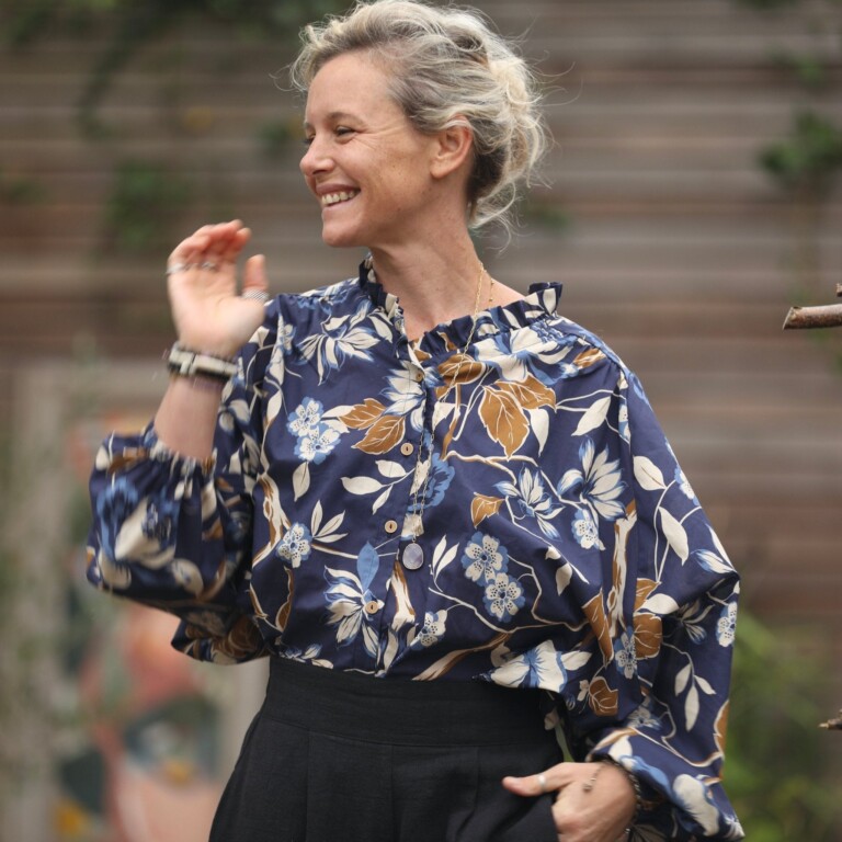 Quintessence - Blouse Miléna - voile de coton fleuri marine/camel