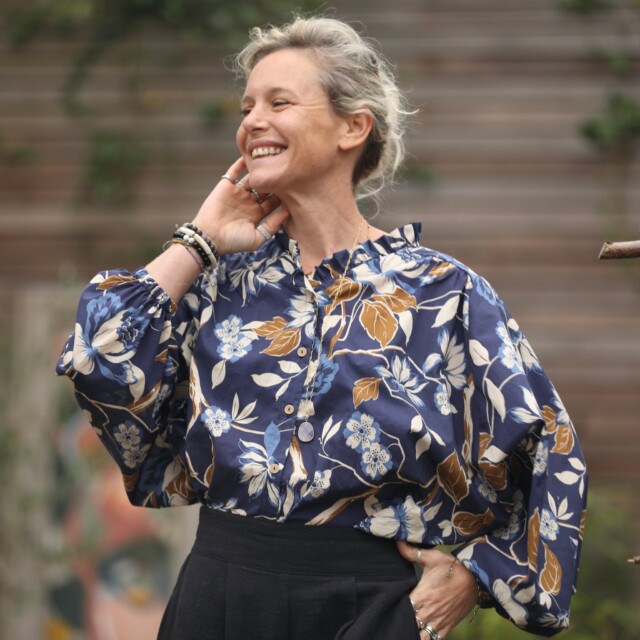 Quintessence - Blouse Miléna - voile de coton fleuri marine/camel