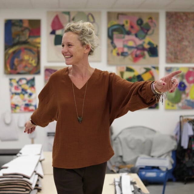 Blouse Mina – Double gaze de coton écureuil par la marque Quintessence Quintessence - Blouse Mina – Double gaze de coton écureuil