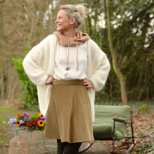 Quintessence - Jupe portefeuille Marie midi – Velours côtelé kiwi