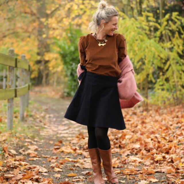 Quintessence - Jupe portefeuille Marie midi – Velours milleraies bleu marine