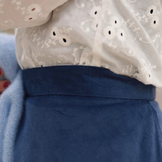 Quintessence - Jupe portefeuille Marie midi - Velours milleraies bleu officier