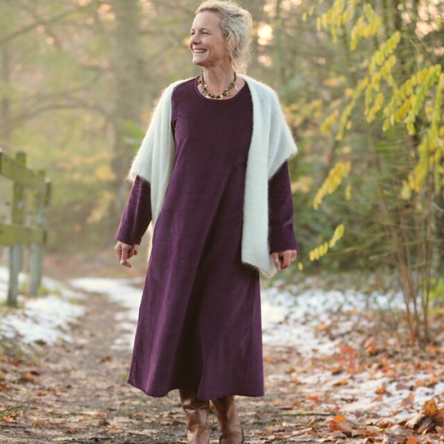 Robe Armande – velours côtelé prune par la marque Quintessence Quintessence - Robe Armande – velours côtelé prune