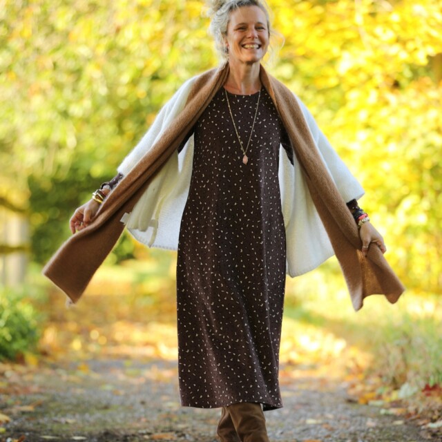 Robe Armande – Velours milleraies Léo choco par la marque Quintessence Quintessence - Robe Armande – Velours milleraies Léo choco