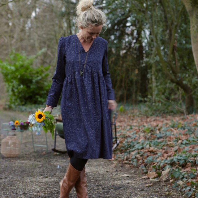 Quintessence - Robe Edonie coupe midi – Armuré marine/pois dorés