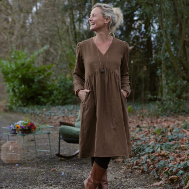 Quintessence - Robe Edonie coupe midi – Sergé de coton moka