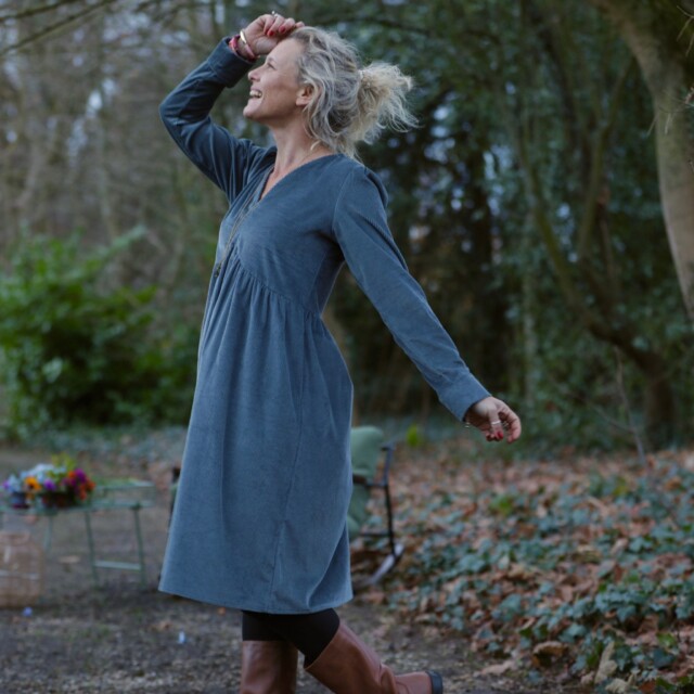 Quintessence - Robe Edonie coupe midi - Velours côtelé bleu grisé