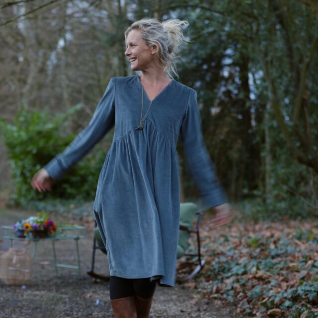 Quintessence - Robe Edonie coupe midi - Velours côtelé bleu grisé