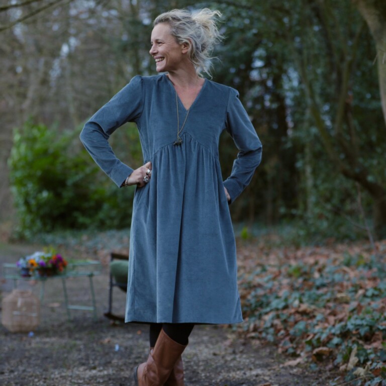 Quintessence - Robe Edonie coupe midi - Velours côtelé bleu grisé