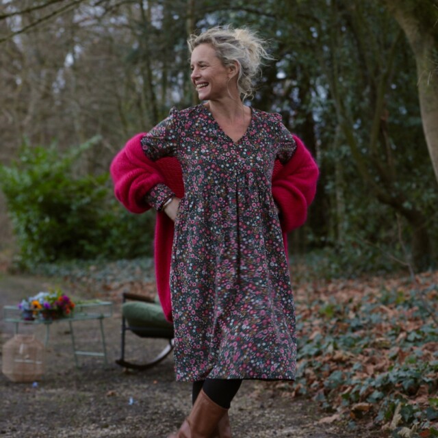 Robe Edonie coupe midi – Velours milleraies champêtre par la marque Quintessence Quintessence - Robe Edonie coupe midi – Velours milleraies champêtre