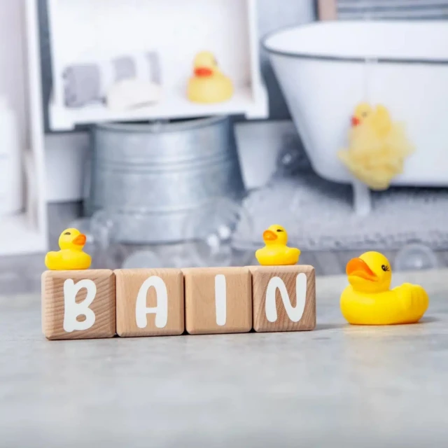 LouYou - 4 Cubes en Bois de 5cm x 5cm + 55 Stickers blancs