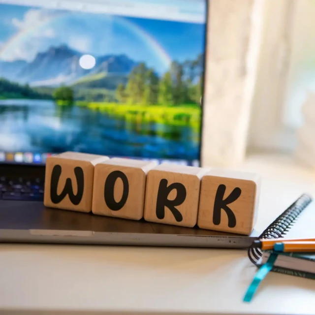 LouYou - 4 Cubes en Bois de 5cm x 5cm + 55 Stickers noirs