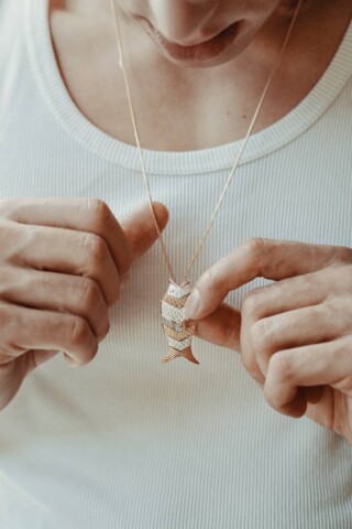 Collier Poisson Gefilte (Bicolore + Chaîne Or) par la marque NEIJE NEIJE - Collier Poisson Gefilte (Bicolore + Chaîne Or)