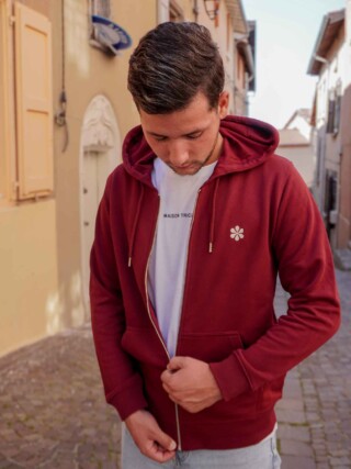 La Veste Zippée Française Homme – Bordeaux par la marque Maison Tricolore Maison Tricolore - La Veste Zippée Française Homme – Bordeaux