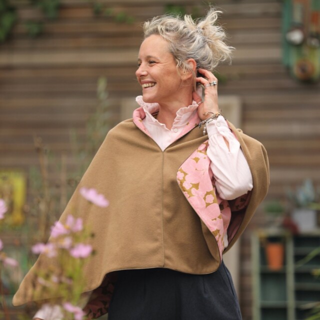 Quintessence - Cape courte Eugénie - lainage camel/velours milleraies fleuri rose