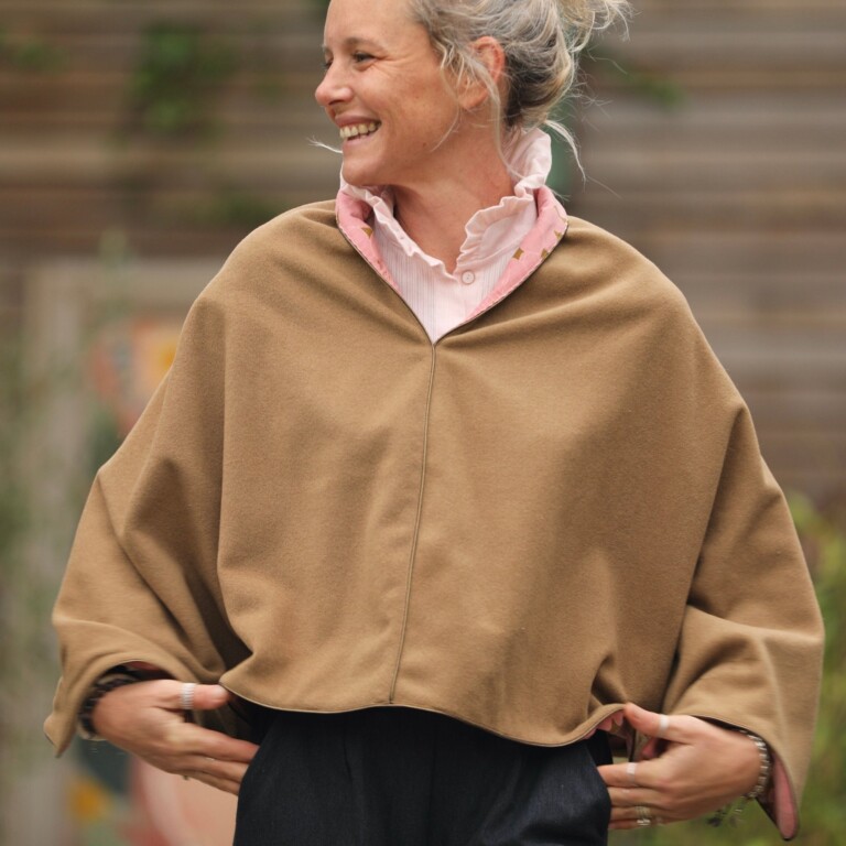 Quintessence - Cape courte Eugénie - lainage camel/velours milleraies fleuri rose