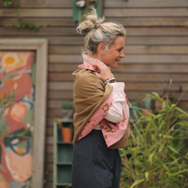 Quintessence - Cape courte Eugénie - lainage camel/velours milleraies fleuri rose