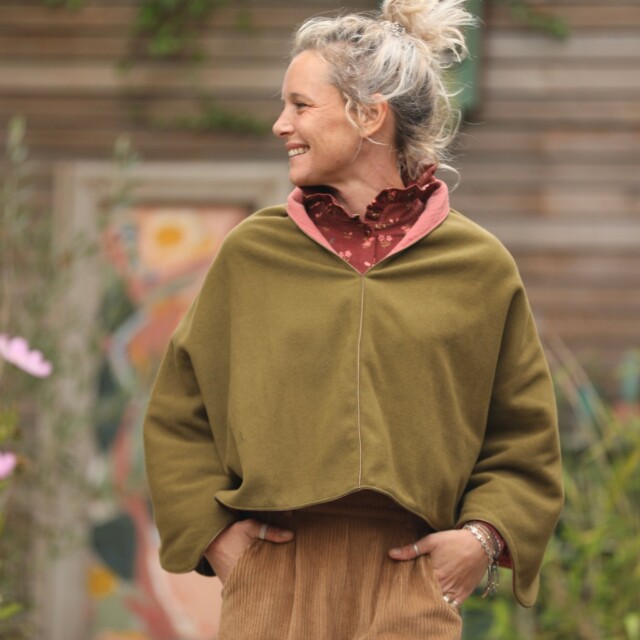 Quintessence - Cape courte Eugénie – lainage kiwi/piqué de coton rose boisé