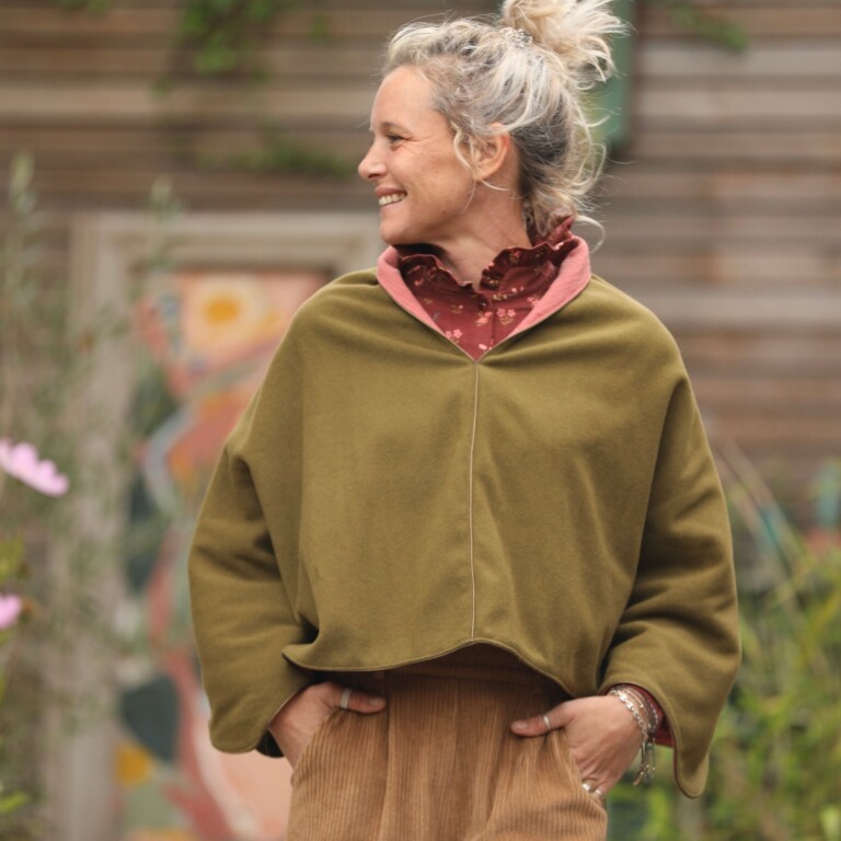 Quintessence - Cape courte Eugénie - lainage kiwi/piqué de coton rose boisé