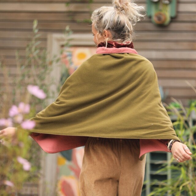 Quintessence - Cape courte Eugénie - lainage kiwi/piqué de coton rose boisé