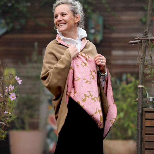 Quintessence - Cape midi Eugénie - lainage camel/velours fleuri rose