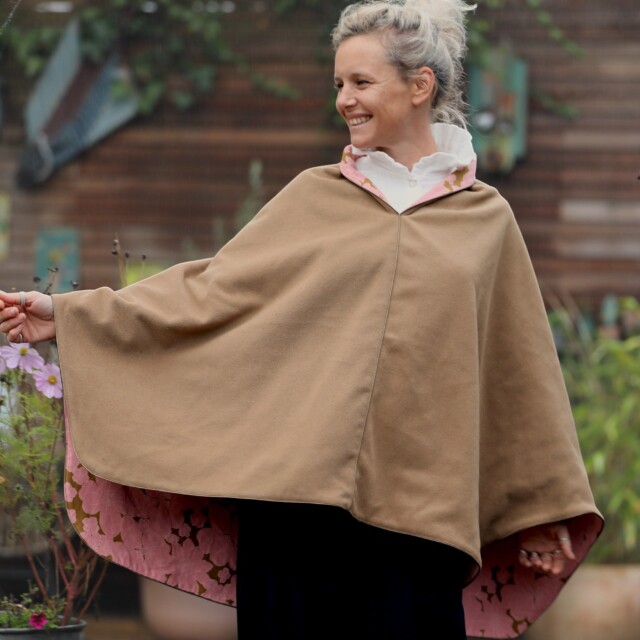 Quintessence - Cape midi Eugénie - lainage camel/velours fleuri rose