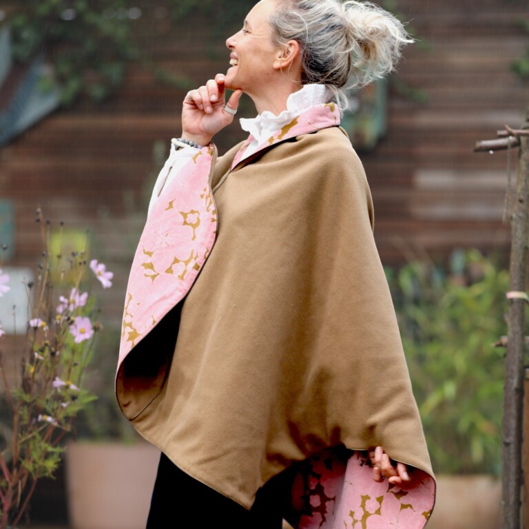 cape midi eugenie lainage camelvelours fleuri rose 392059 Quintessence - Cape midi Eugénie - lainage camel/velours fleuri rose