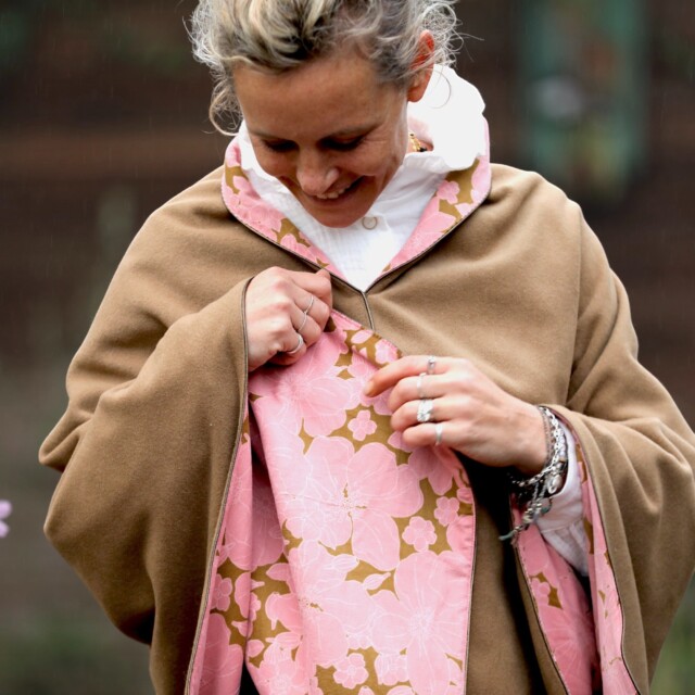 Quintessence - Cape midi Eugénie - lainage camel/velours fleuri rose