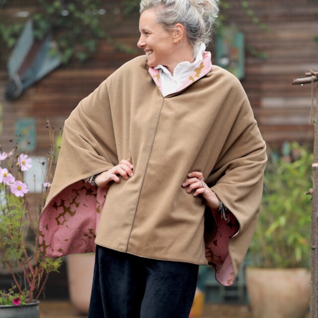 Quintessence - Cape midi Eugénie - lainage camel/velours fleuri rose