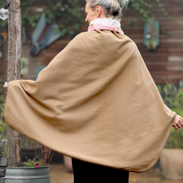 Quintessence - Cape midi Eugénie - lainage camel/velours fleuri rose