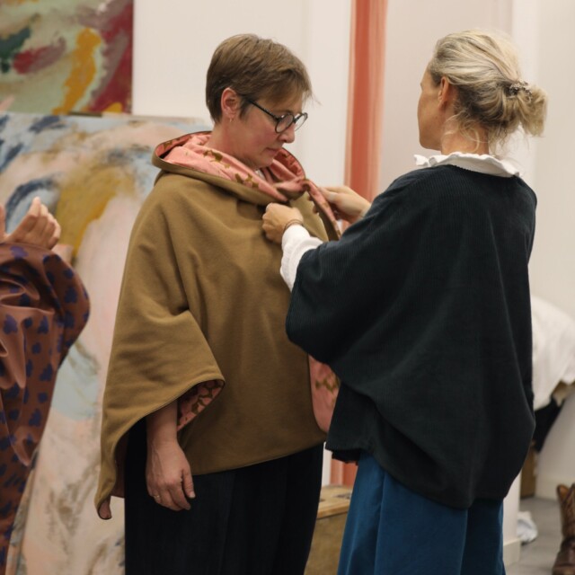 Quintessence - Cape midi Eugénie - lainage camel/velours fleuri rose