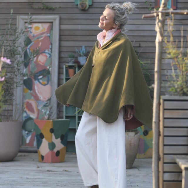 Quintessence - Cape midi Eugénie - lainage kiwi/piqué de coton rose boisé