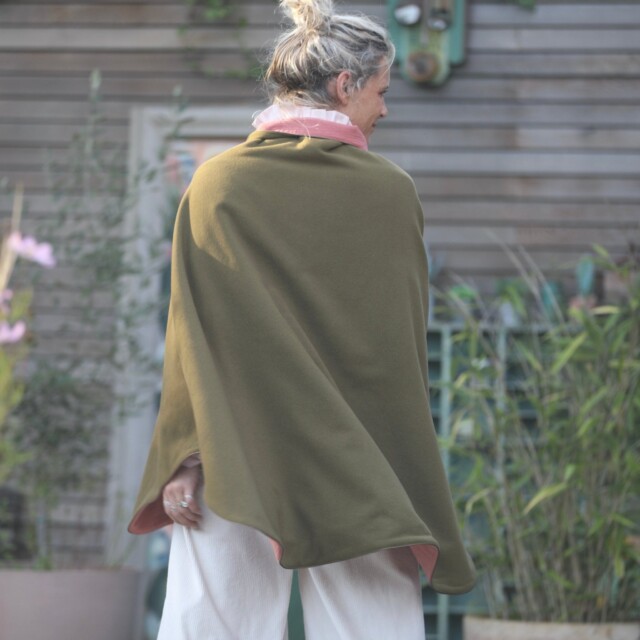 Quintessence - Cape midi Eugénie - lainage kiwi/piqué de coton rose boisé