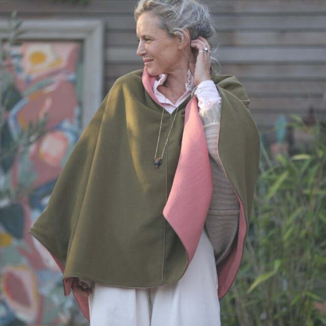 Quintessence - Cape midi Eugénie – lainage kiwi/piqué de coton rose boisé