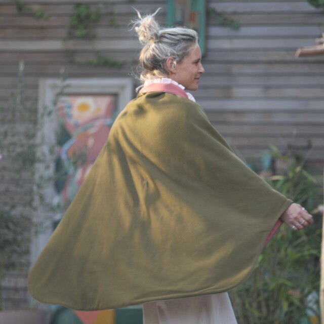 Quintessence - Cape midi Eugénie - lainage kiwi/piqué de coton rose boisé