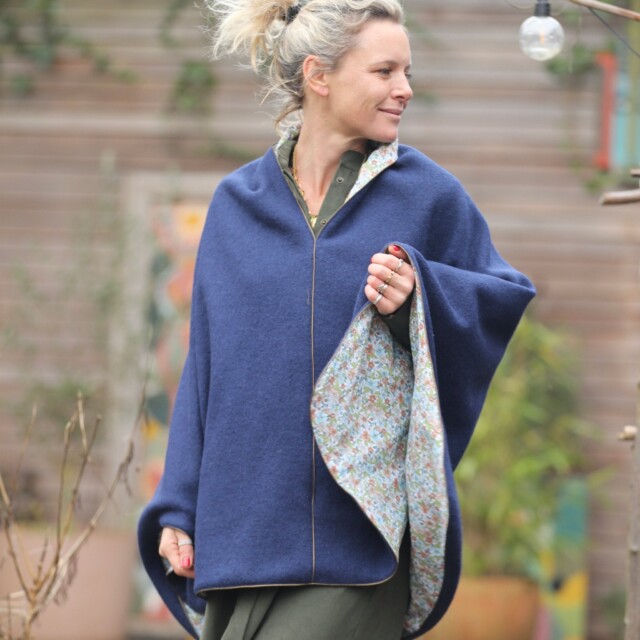 Quintessence - Cape midi Eugénie - laine bouillie bleu indigo / fleurs de printemps