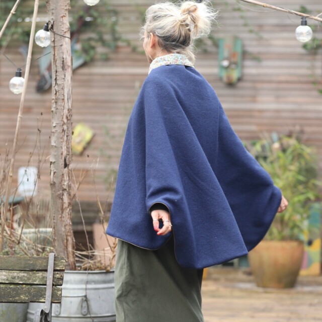 Quintessence - Cape midi Eugénie - laine bouillie bleu indigo / fleurs de printemps