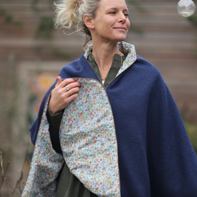 Quintessence - Cape midi Eugénie – laine bouillie bleu indigo / fleurs de printemps